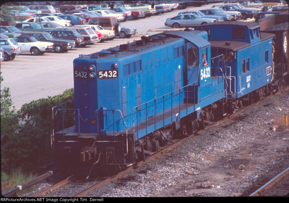 MNCR 5432 on a ballast train